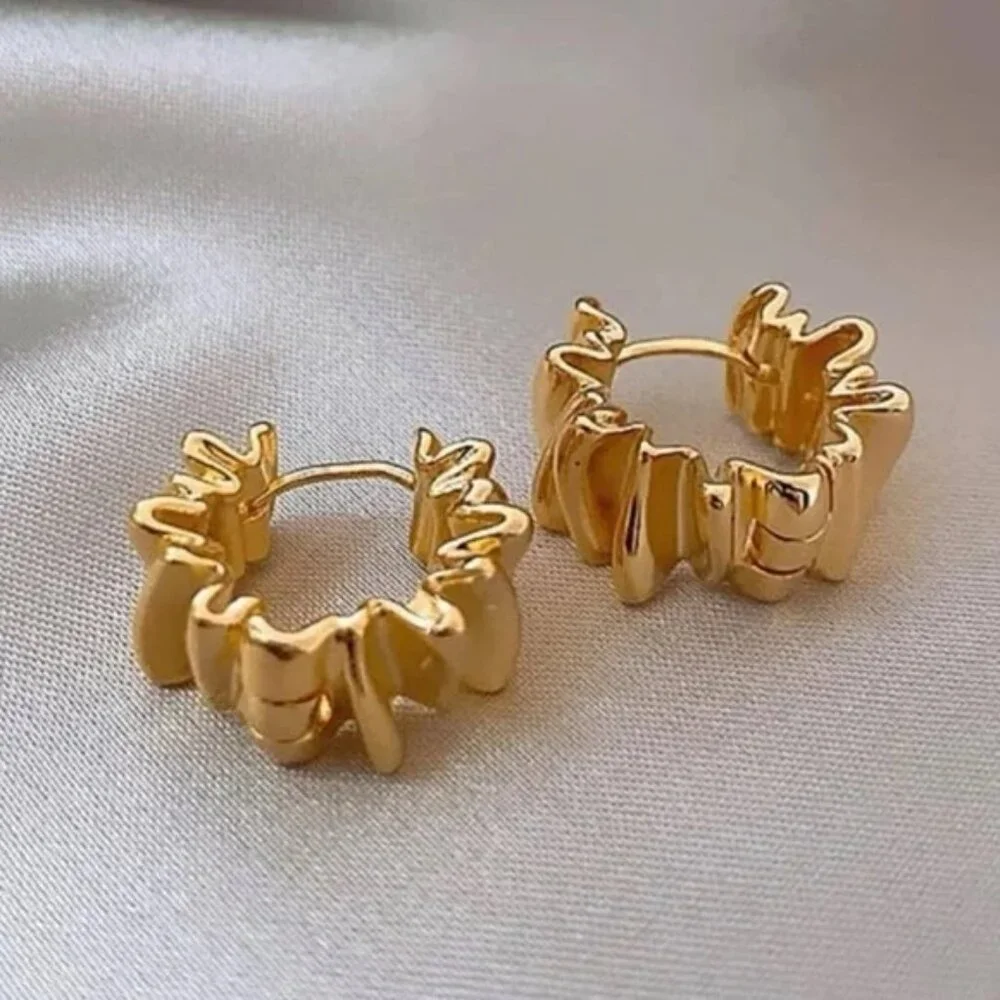Gold crinkle huggie hoop earrings ✨